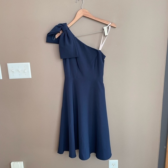 NWT Gal Meets Glam Celine One Shoulder Dress in Navy Size 00 - Picture 3 of 9